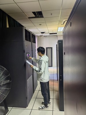 信息化办公室对核心机房开展安全检查，强化计算机房维护服务保障